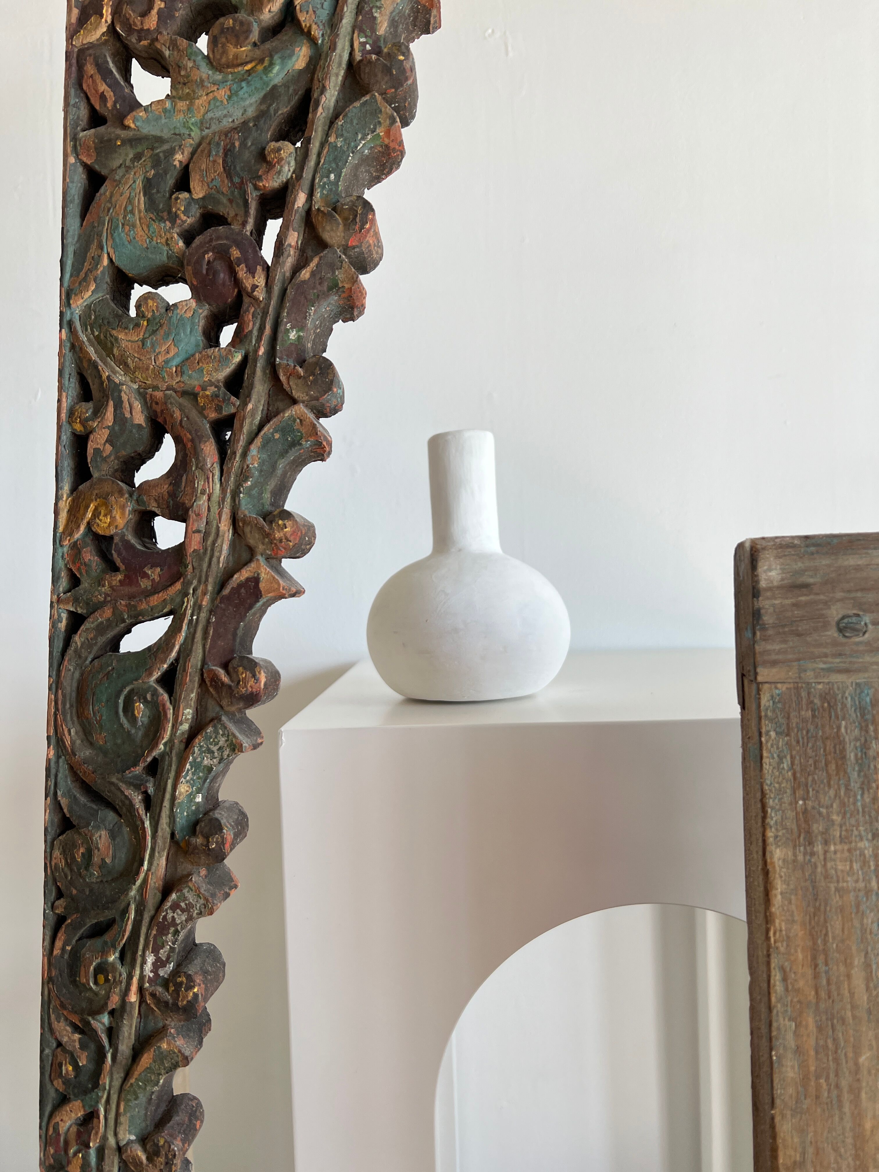 Handmade soliflore drop vase in terracotta painted white h:20 d:15