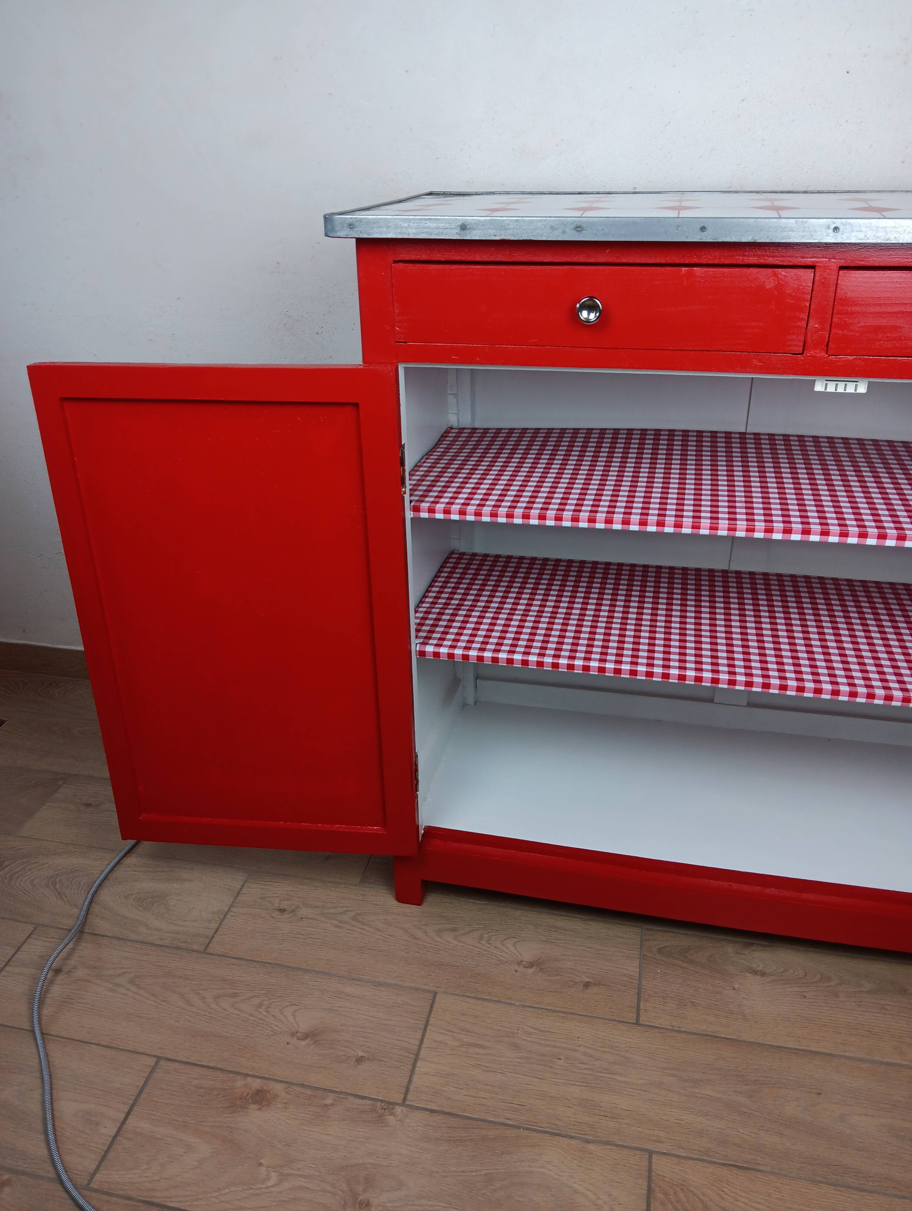Meuble de métier , buffet parisien en tôle émaillé rouge et blanc