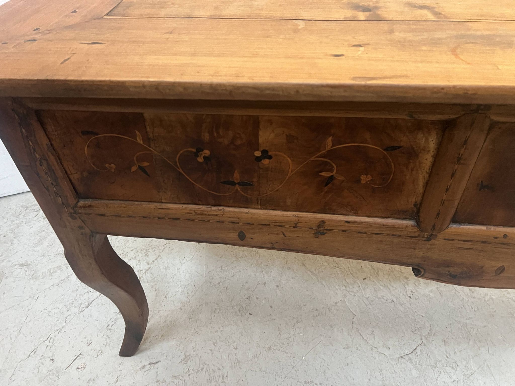 Bureau provincial marqueté en merisier massif XX siècle