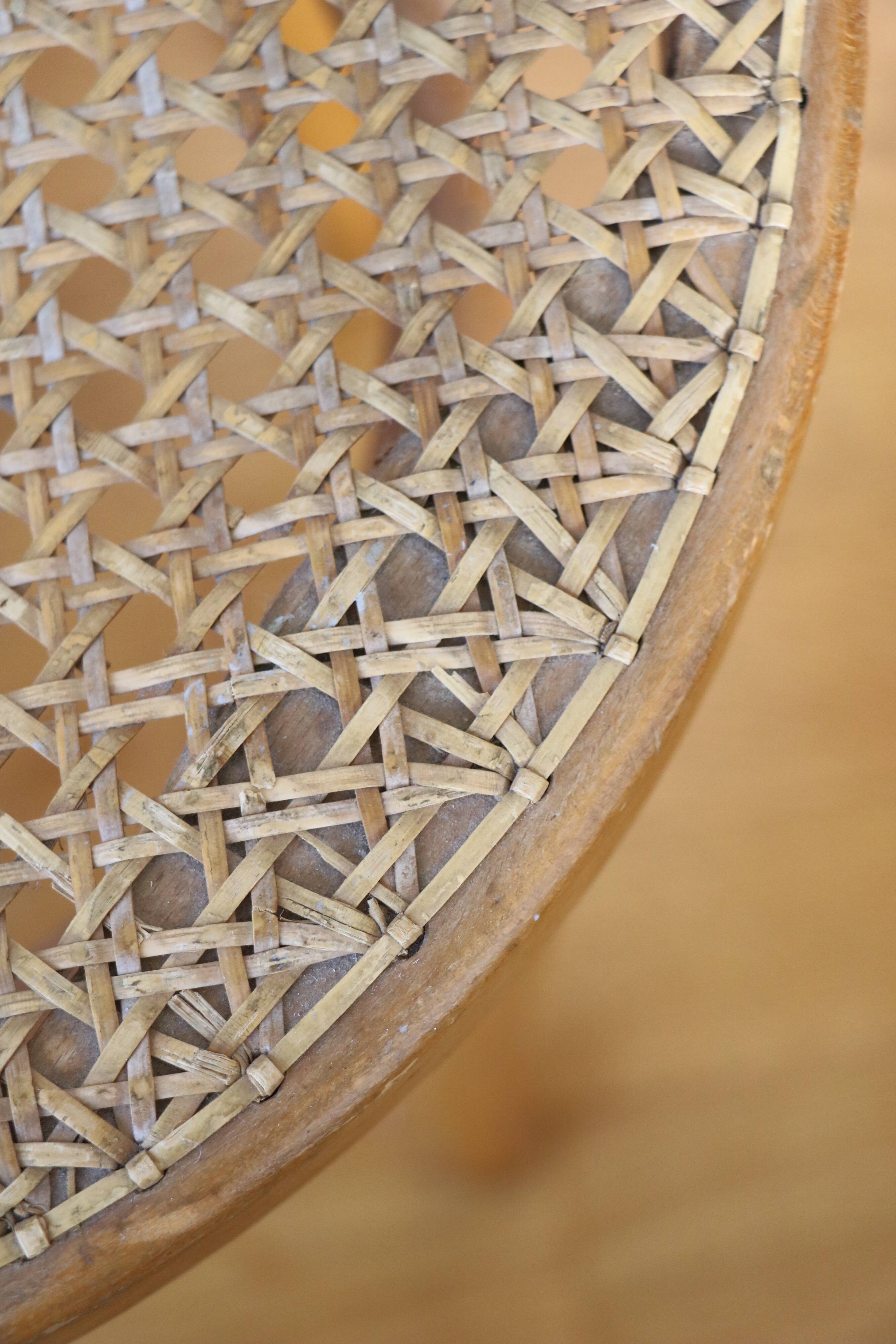 Tabouret en bois courbé et cannage