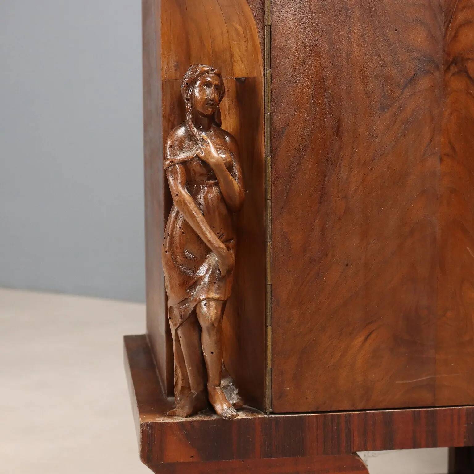 Vintage display cabinet in burl veneer, design, Italy, 1920s-1930s