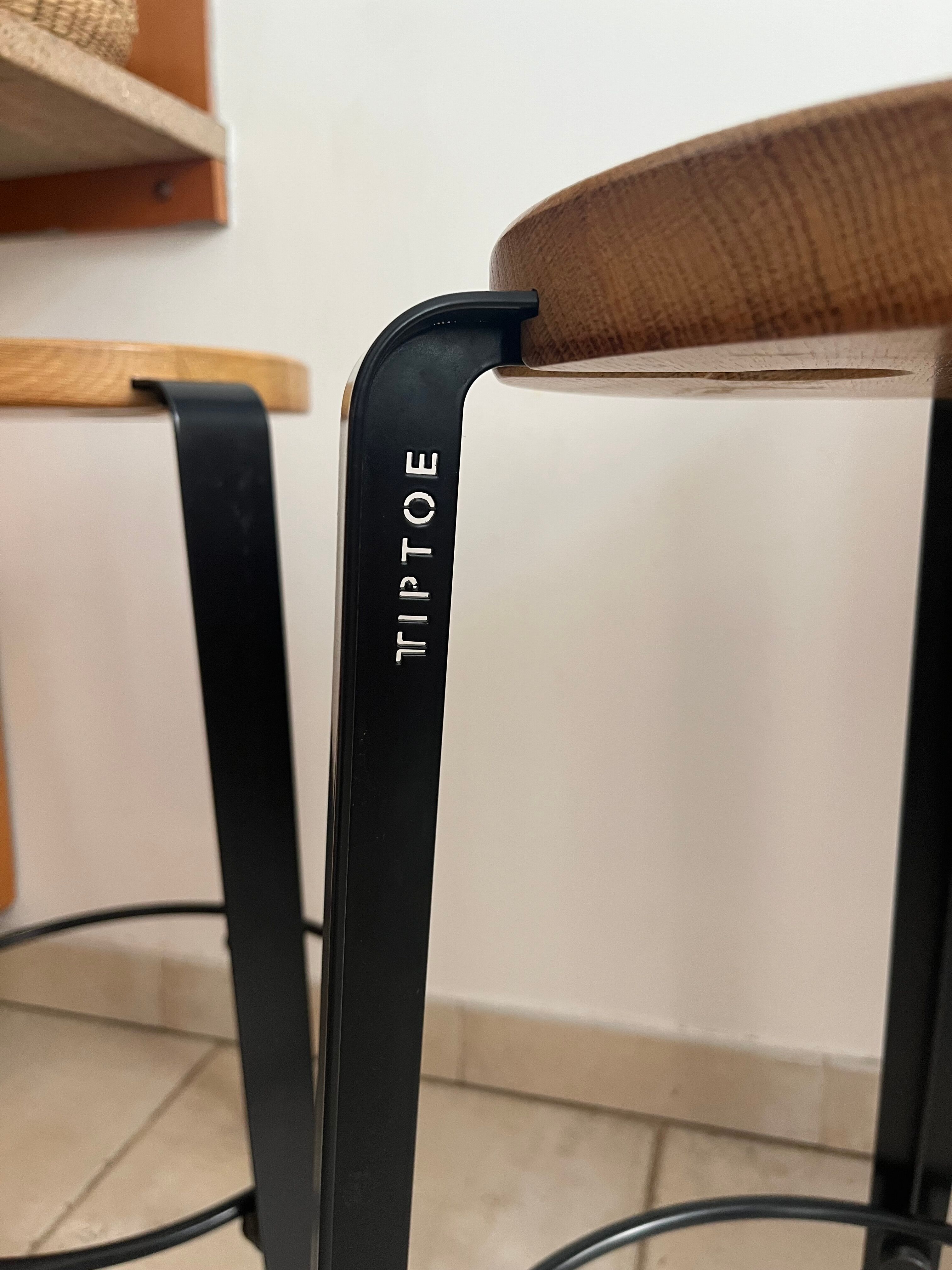 Paire de tabourets de bar noir et bois