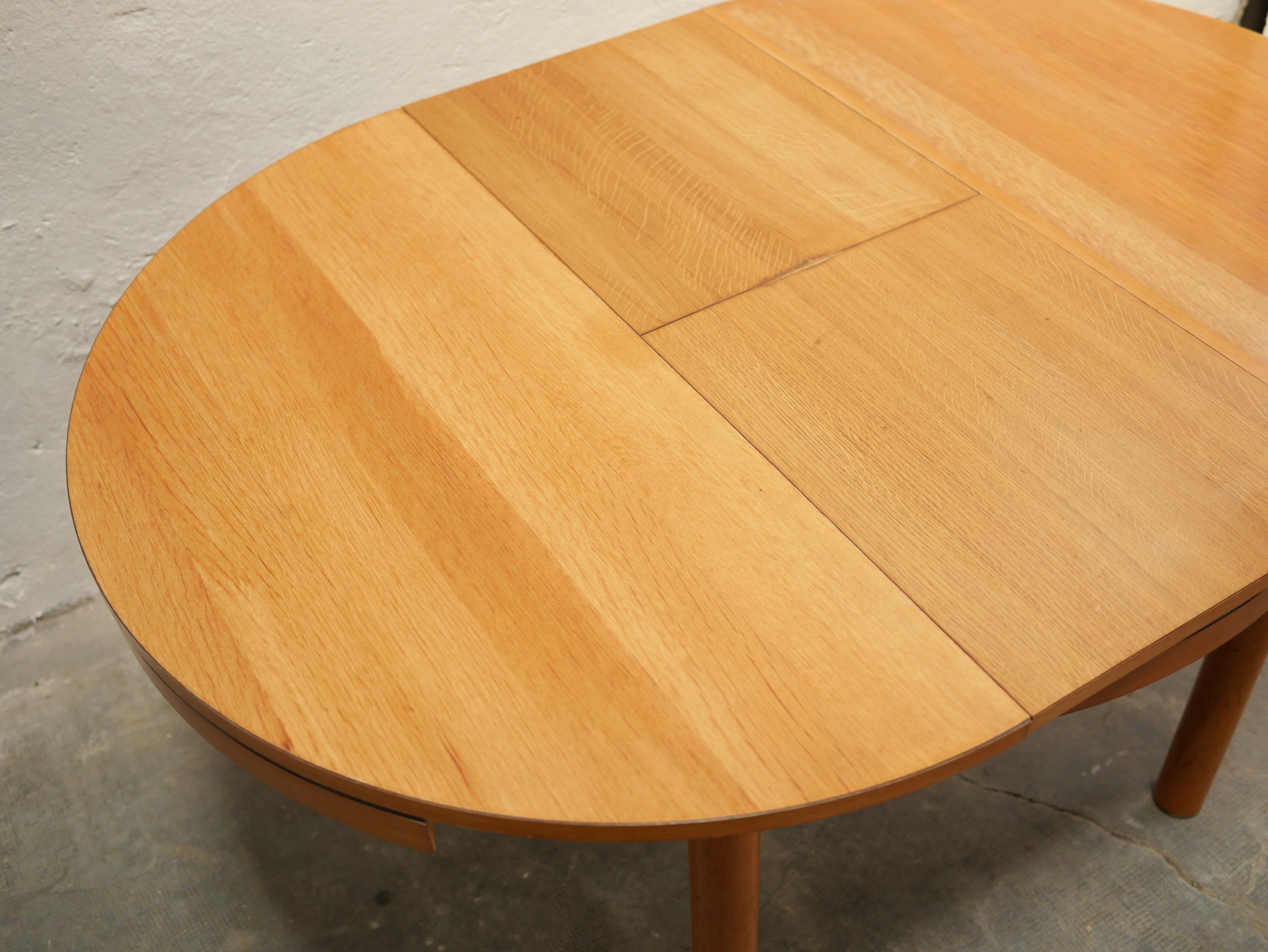 Vintage stretchy dining table