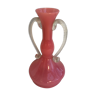 Vase ancien avec anses en verre opalin rose