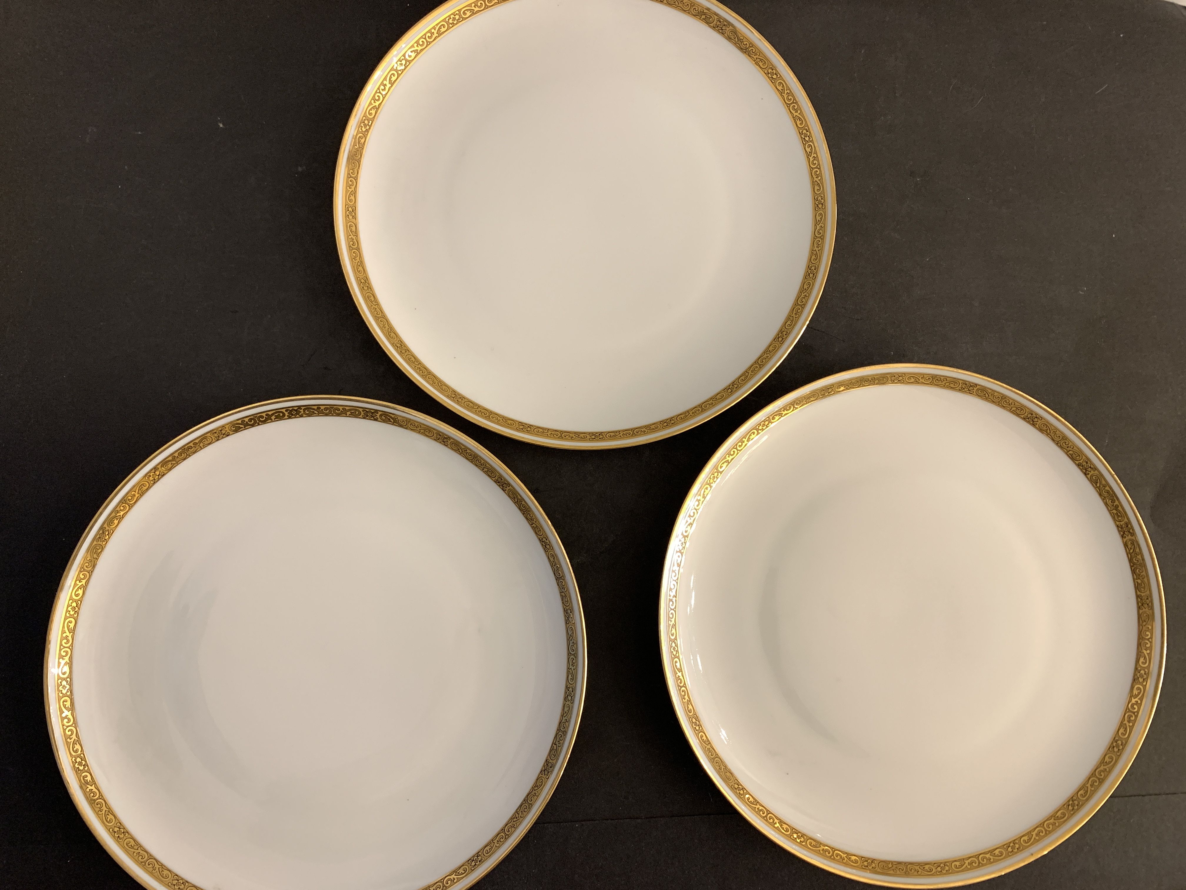 8 flat porcelain plates from Limoges Bernardaud, gilded Greek decoration, twentieth century