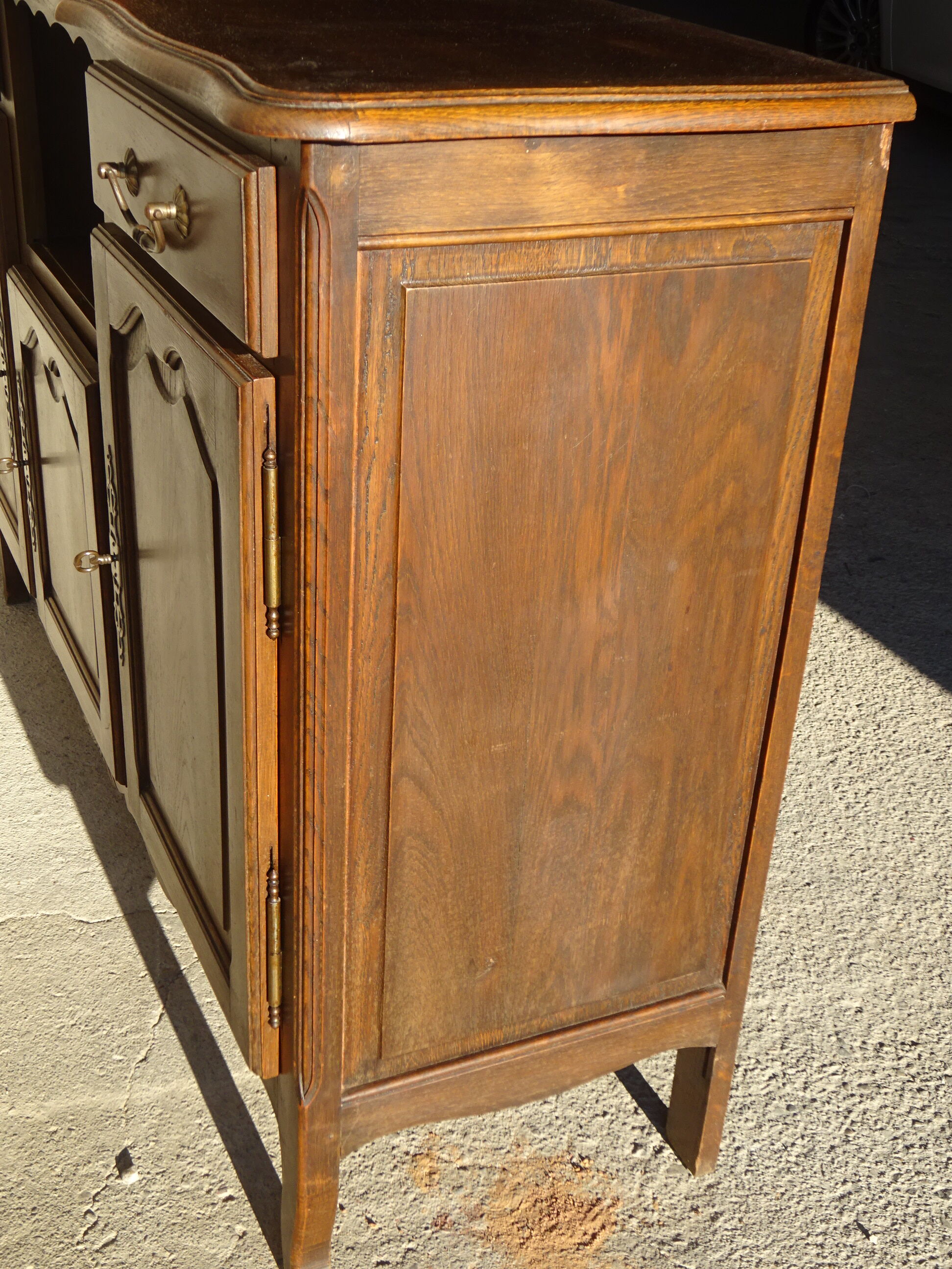 Provençal style oak enfilade