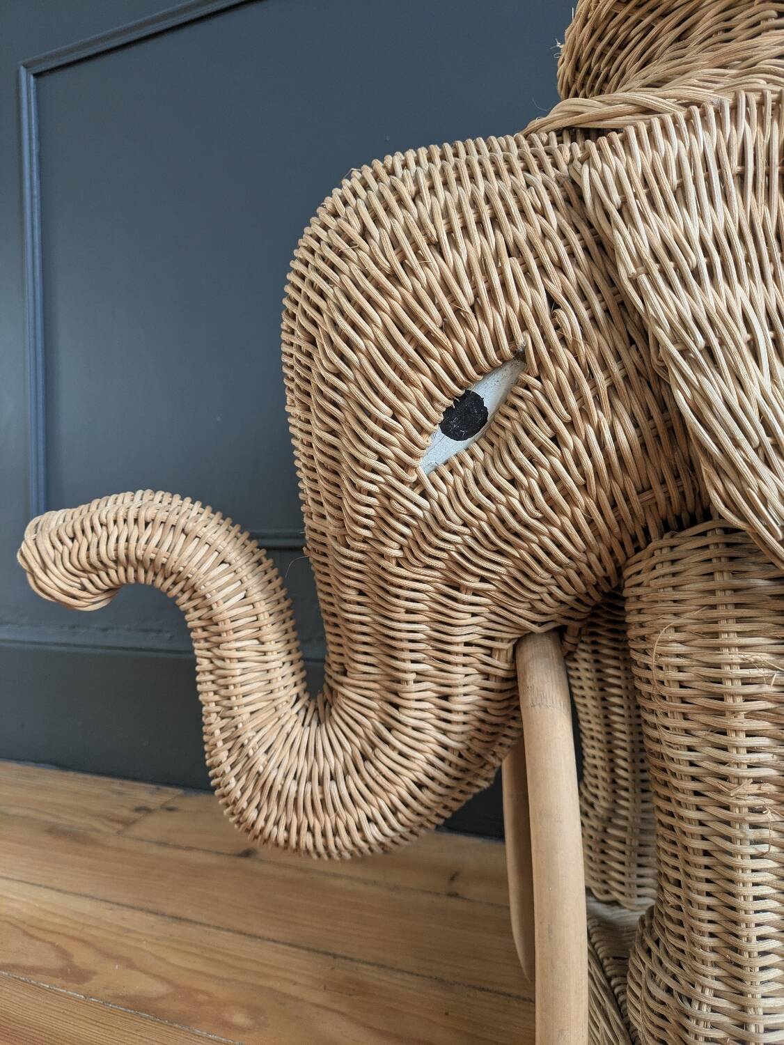 Willow elephant table