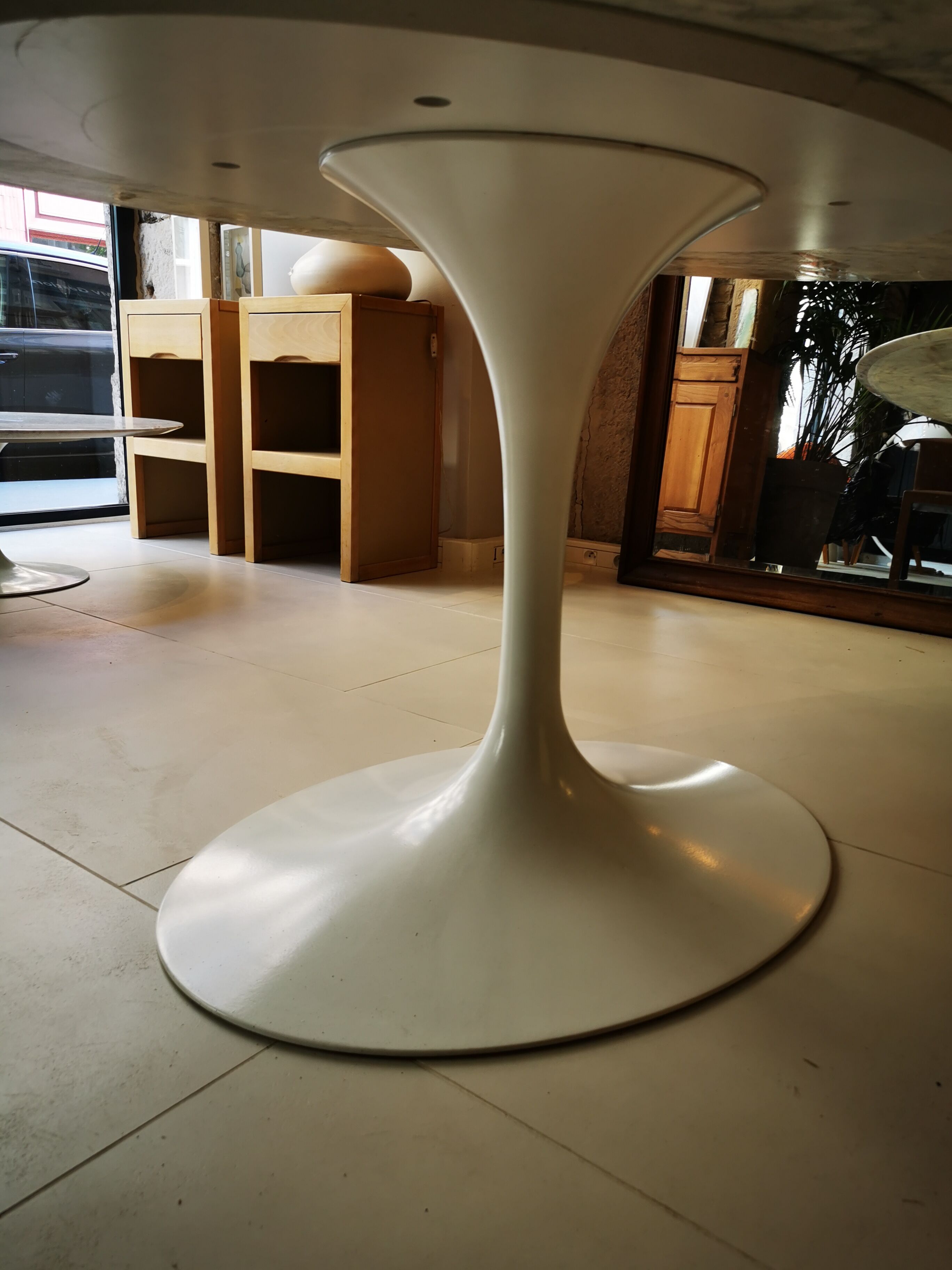 Knoll oval table by Eero Saarinen