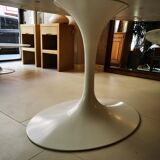 Knoll oval table by Eero Saarinen