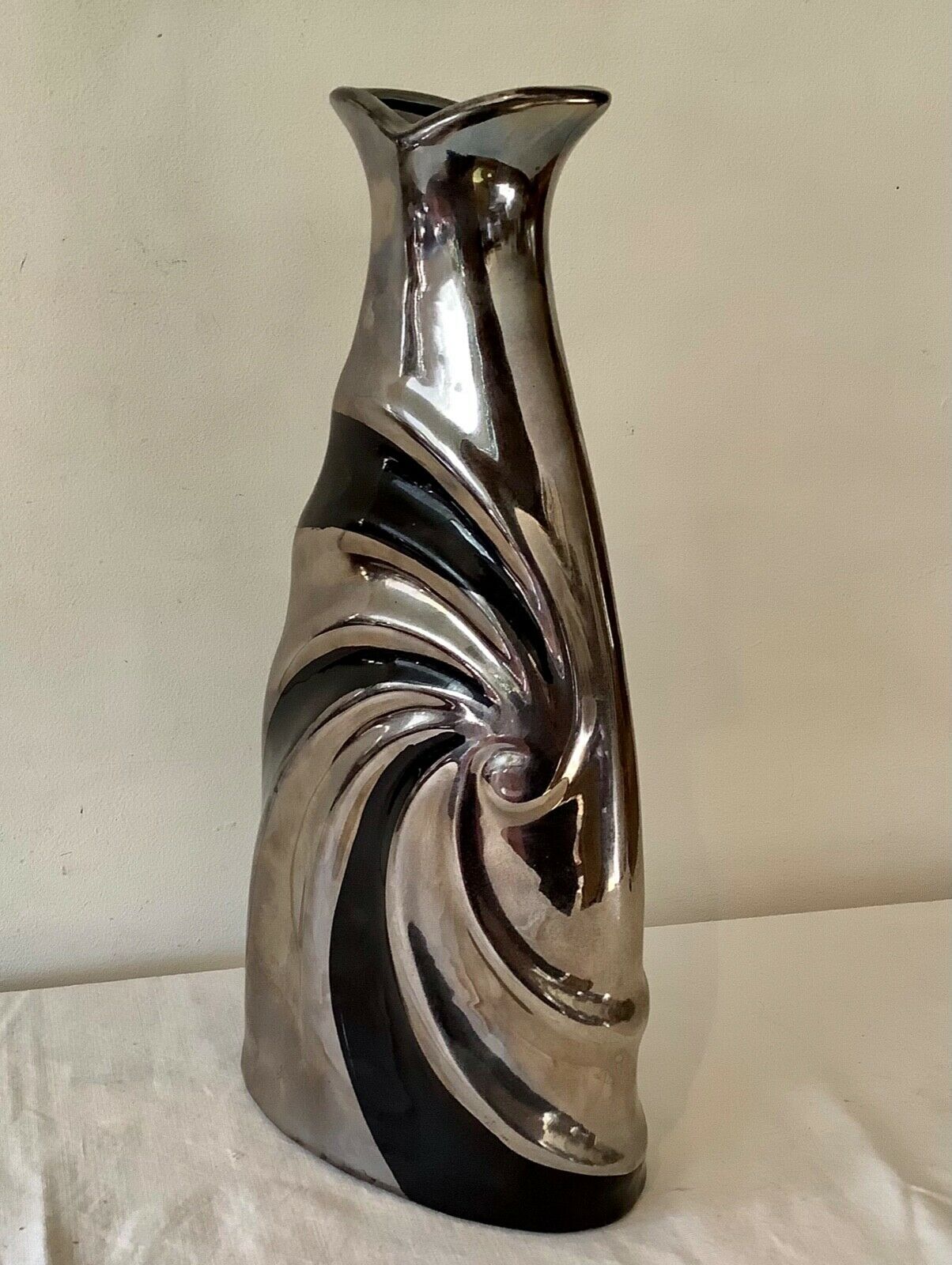 Vintage vase in silver and black lace-up earthenware stamped