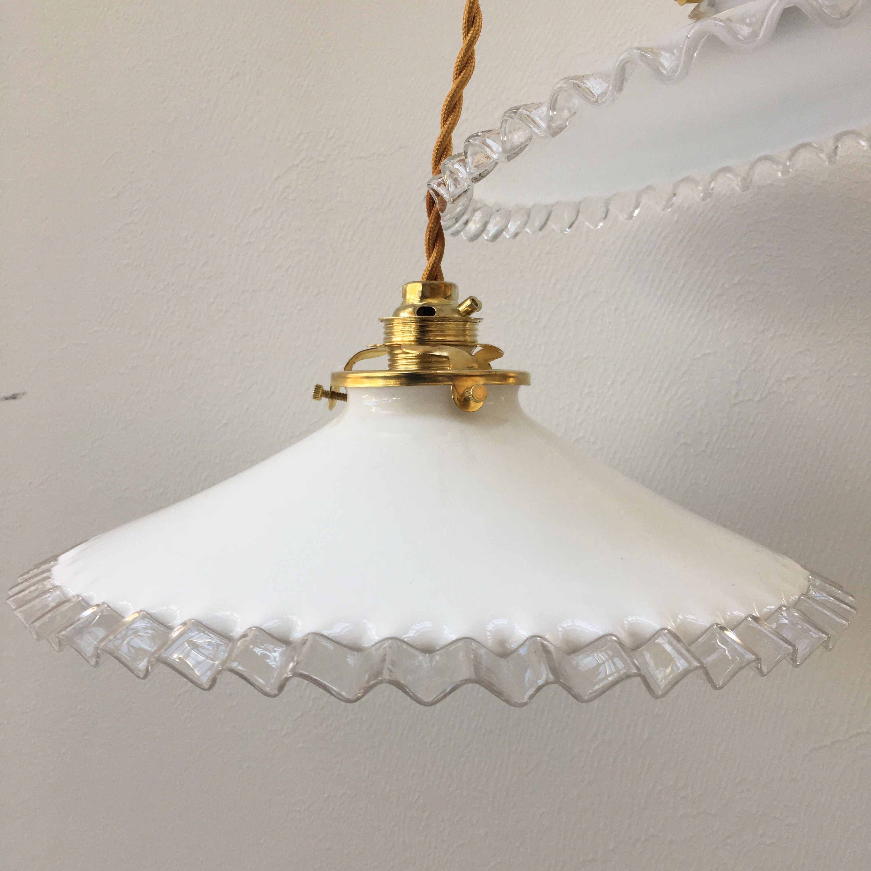 Paire de suspensions en opaline blanche et bords dentelés transparents