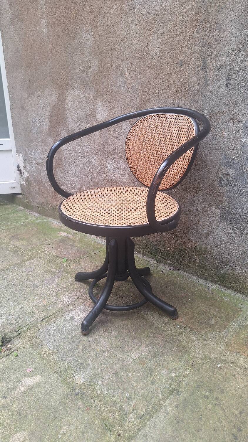 Thonet 5501 curved wooden armchair