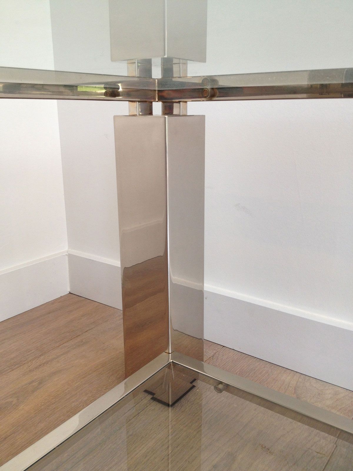 Table basse moderniste chromée. Travail français. Vers 1970