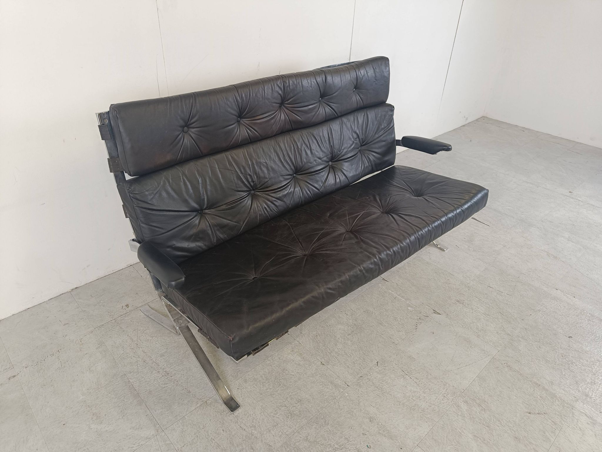 Canapé vintage en cuir noir et chrome, années 1970