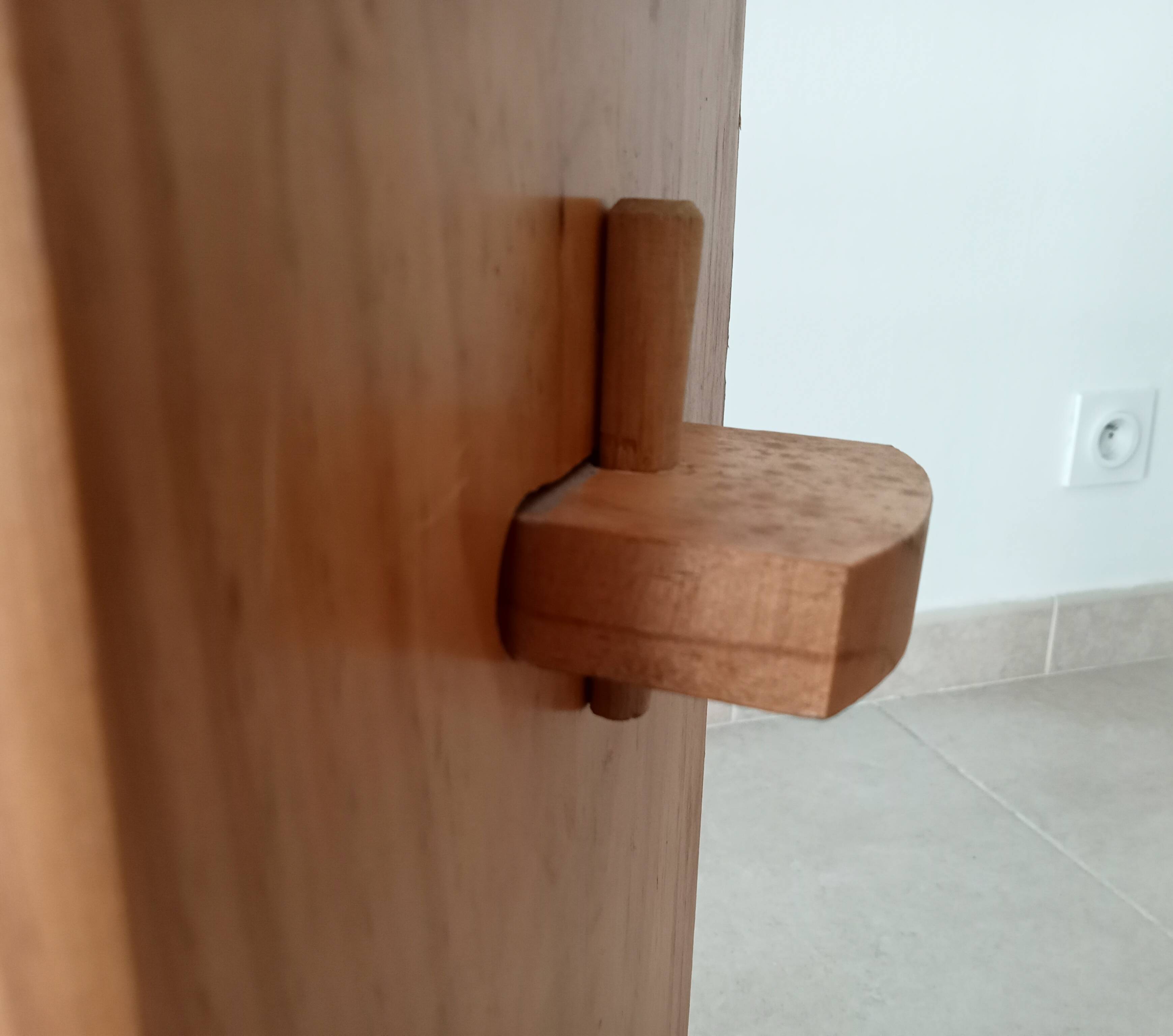 Vintage wall shelf in pine from the 70s/80s.
