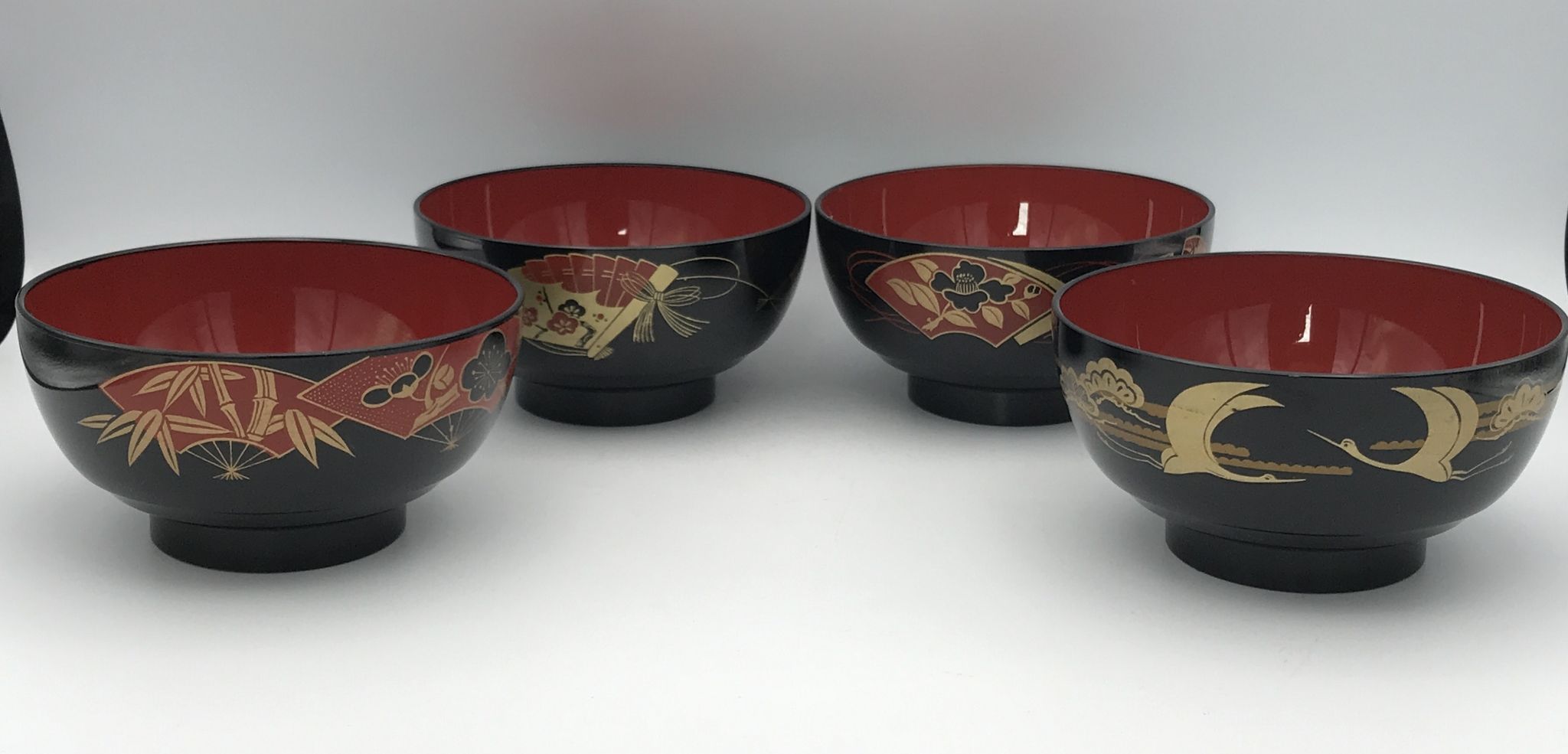 Set of 4 japanese bowls in lasewood decorated with black and red paint