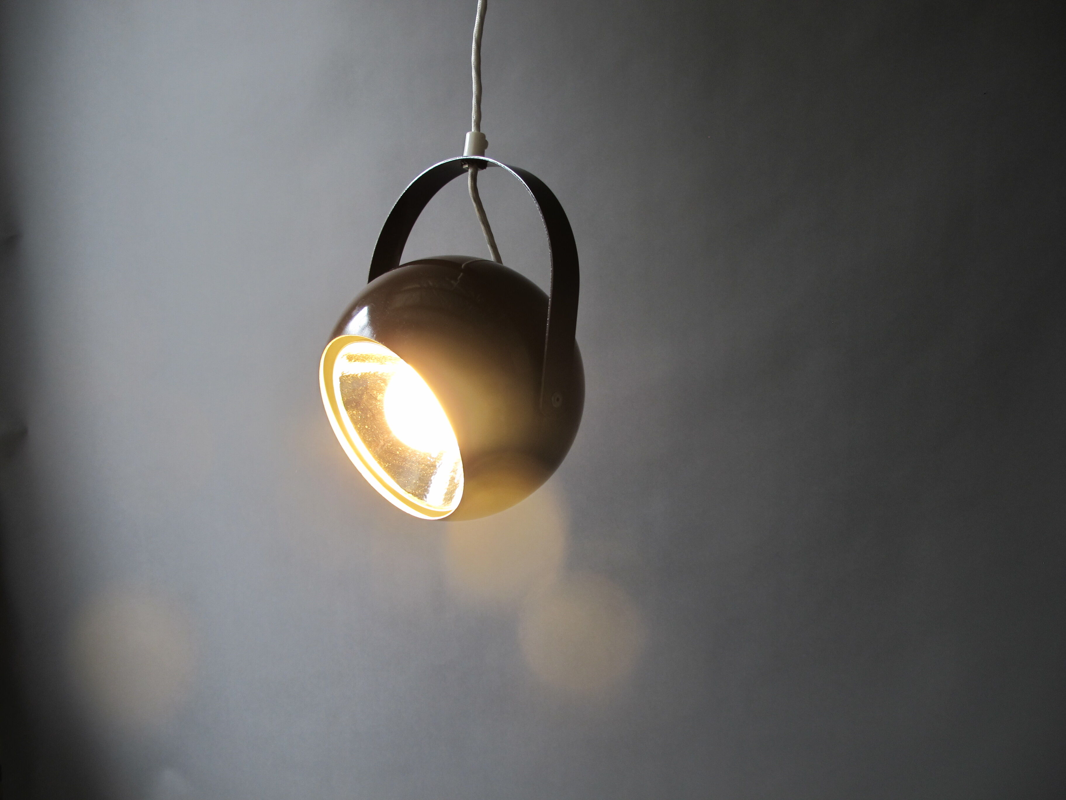 Suspended, hinged ball spot