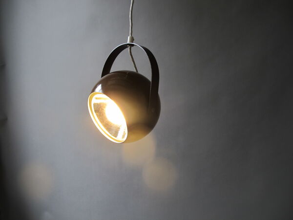 Suspended, hinged ball spot