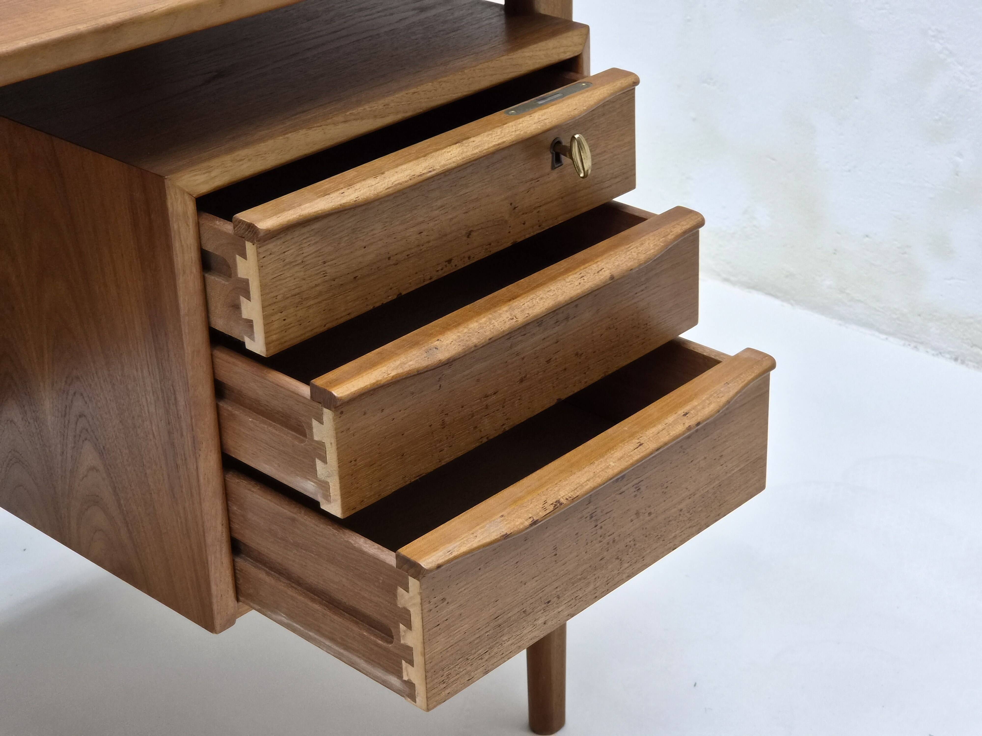 Bureau d'écriture vintage danois en teck par Peter Løvig Nielsen pour Løvig, années 1960