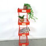 Rood metalen winkelvitrine winkelrek met manden vintage