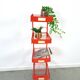 Rood metalen winkelvitrine winkelrek met manden vintage