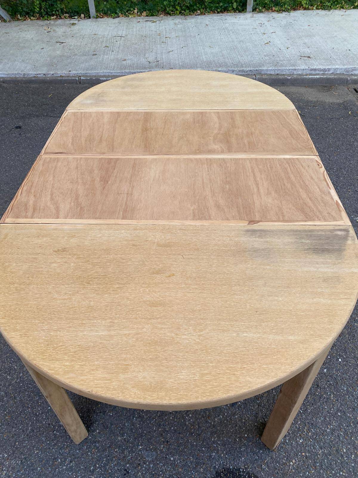 Table à manger scandinave ronde extensible décapée en chêne brut 1980