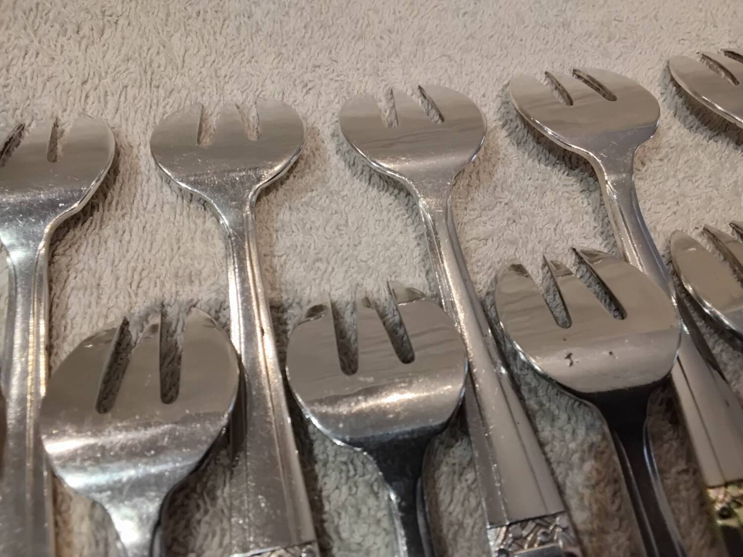 12 silver-plated oyster forks by silversmith Argit, Art Deco floral design