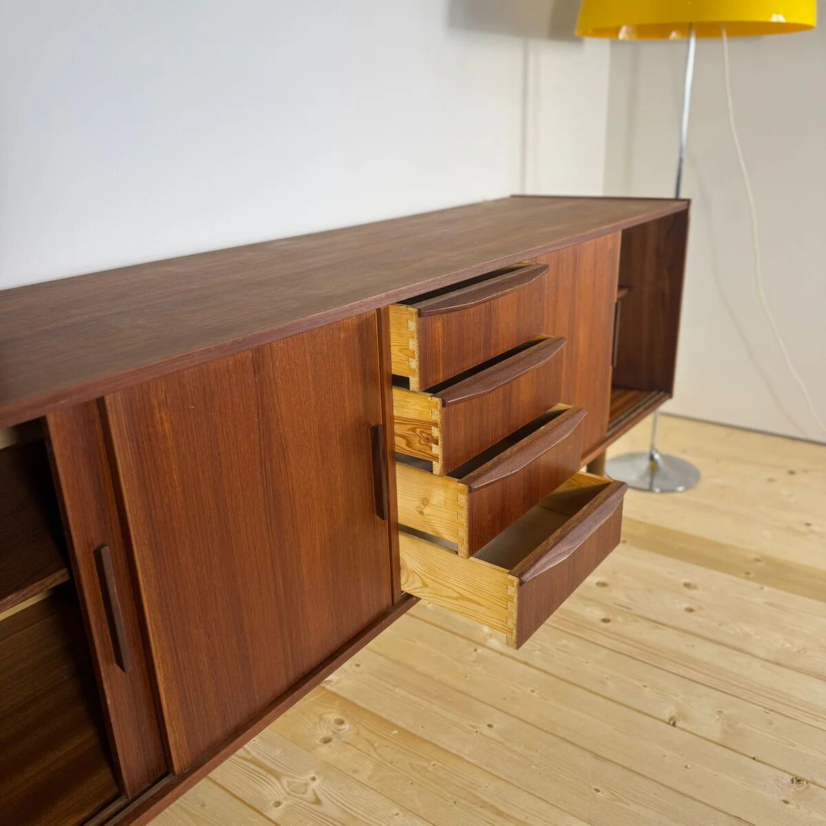 Buffet en teck avec portes coulissantes et tiroirs – Mid-Century