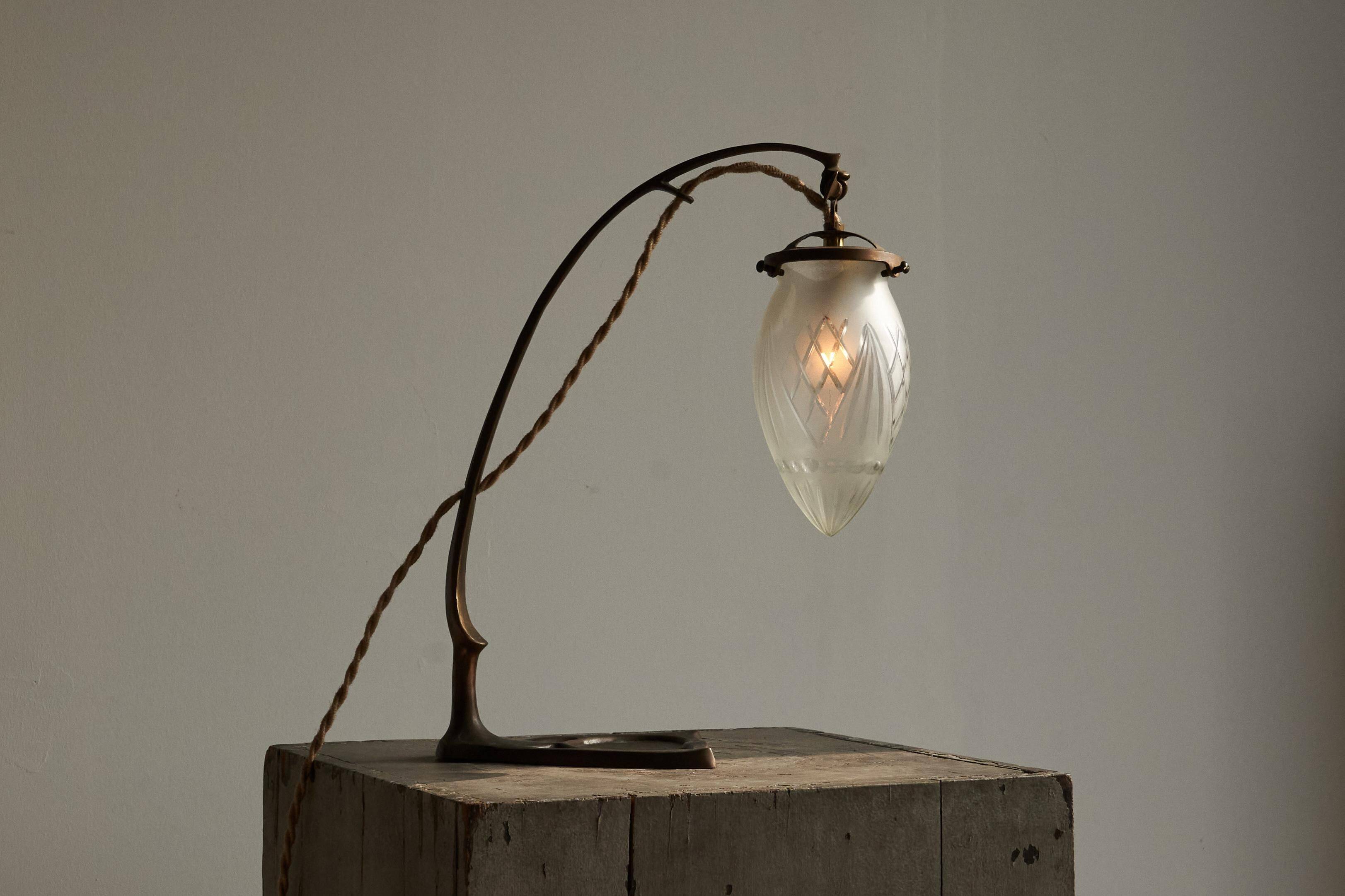 Art Nouveau table lamp in cast brass and engraved glass, 1920s