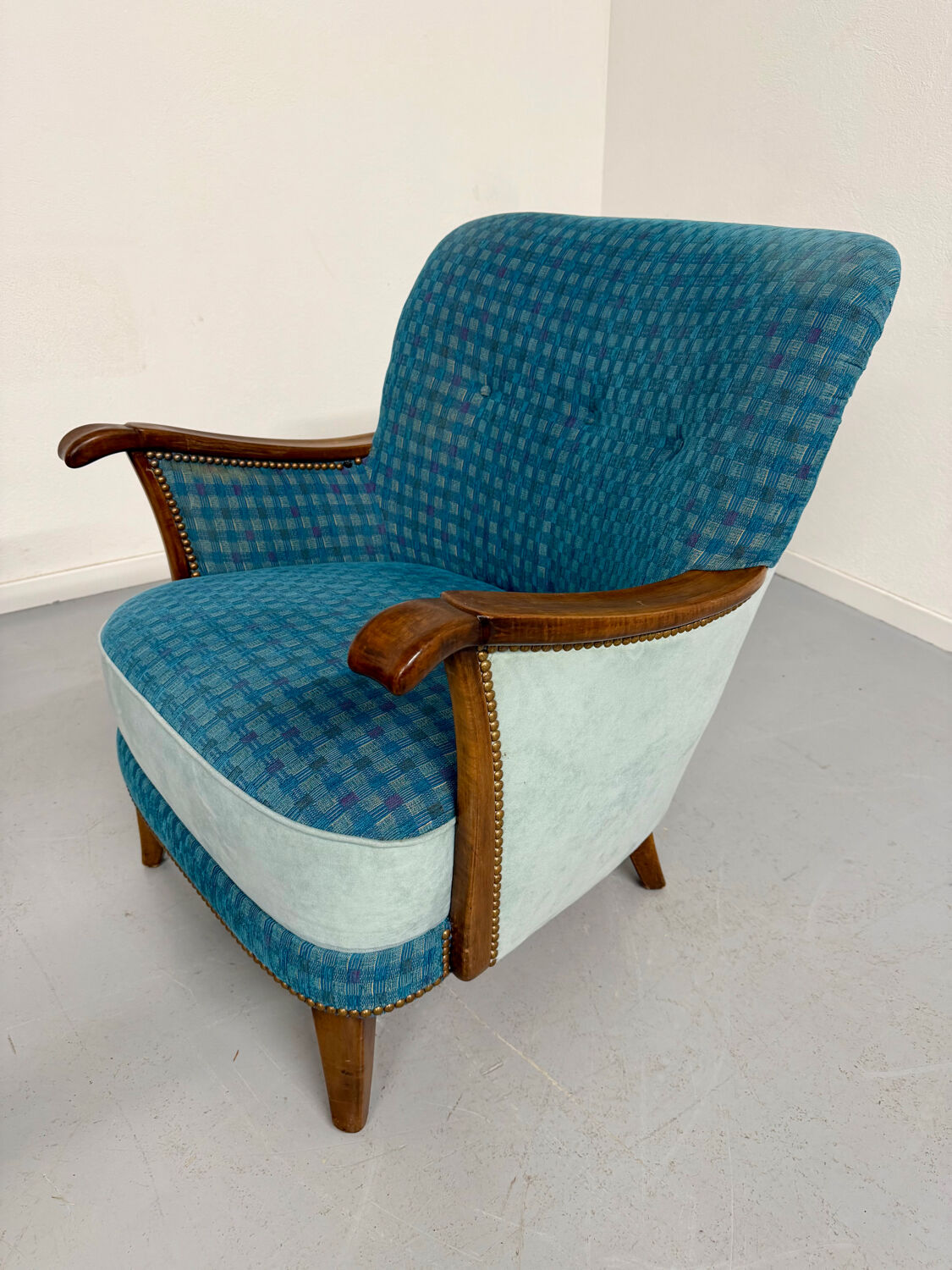 Lot of 2 sculptural Danish design armchairs from the 1940s, vintage.