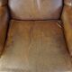 Charmant fauteuil à oreilles en cuir de mouton avec une belle patine et un excellent confort d'assise