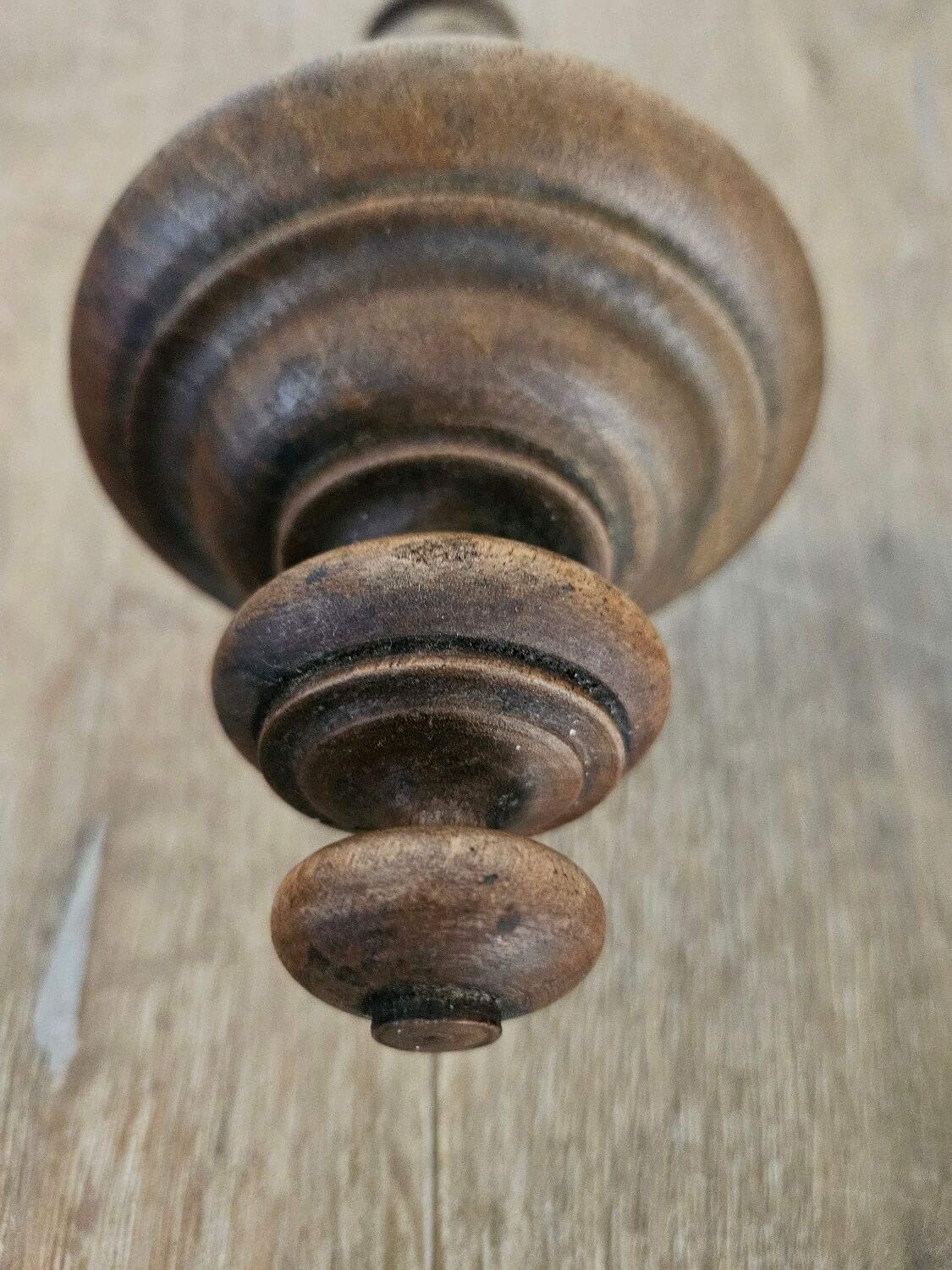 Paire de patères en bois tourné