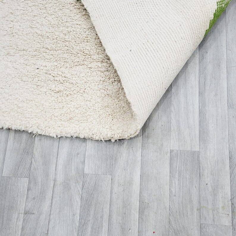 Handmade pure wool Moroccan rug in green and white, 1.5/2.5 m.