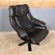 Fauteuil pivotant Skalma avec repose-pieds design danois
