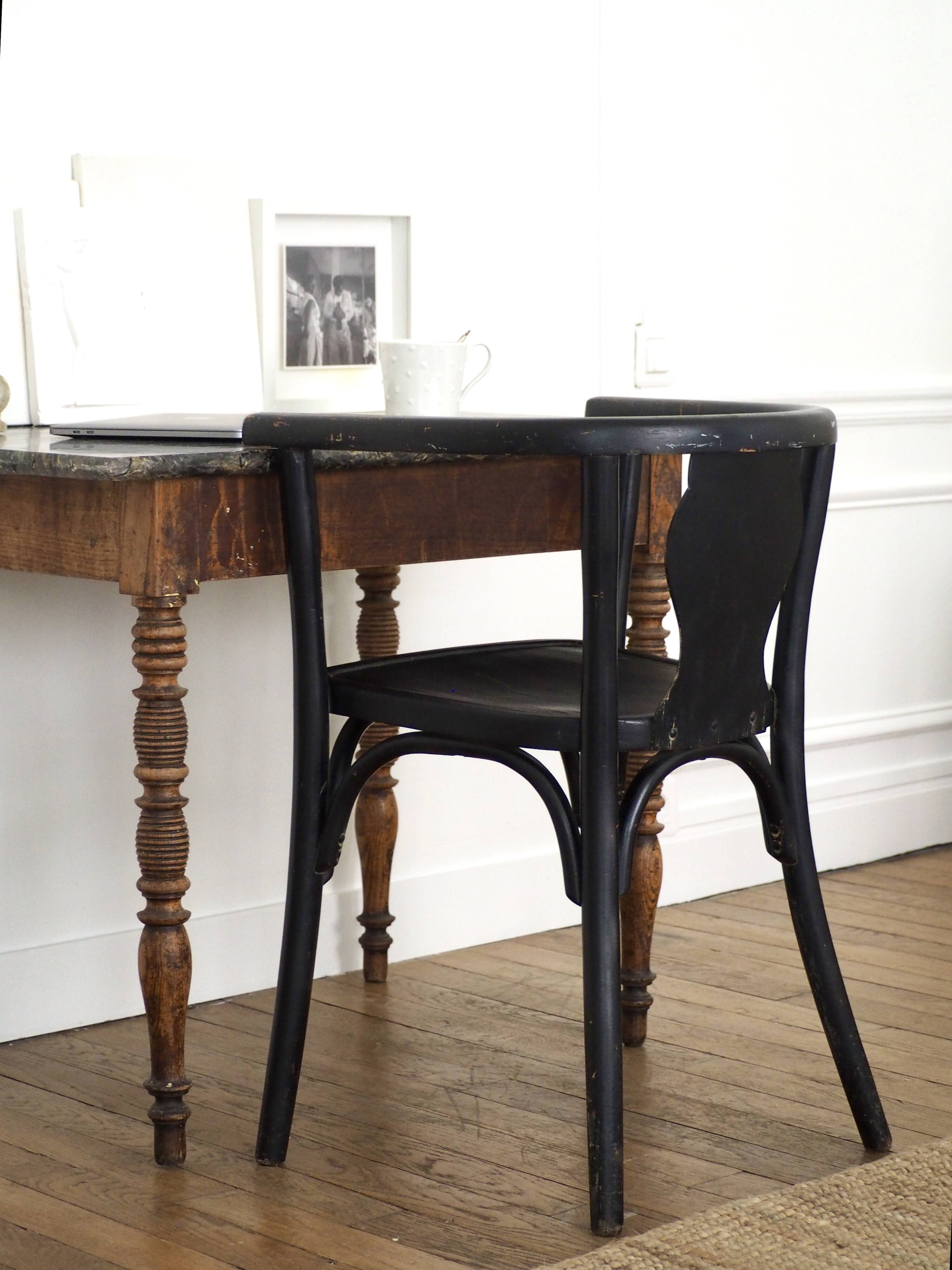 Curved black lacquered wooden armchair in Thonet style