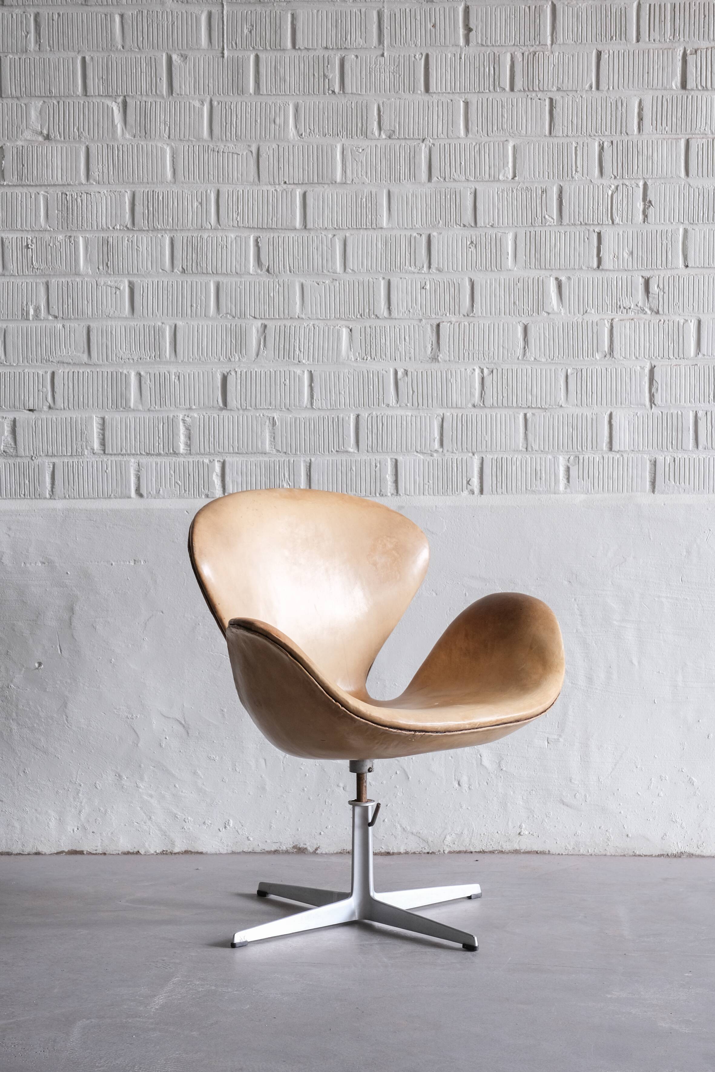 Swan chair by Arne Jacobsen 1971
