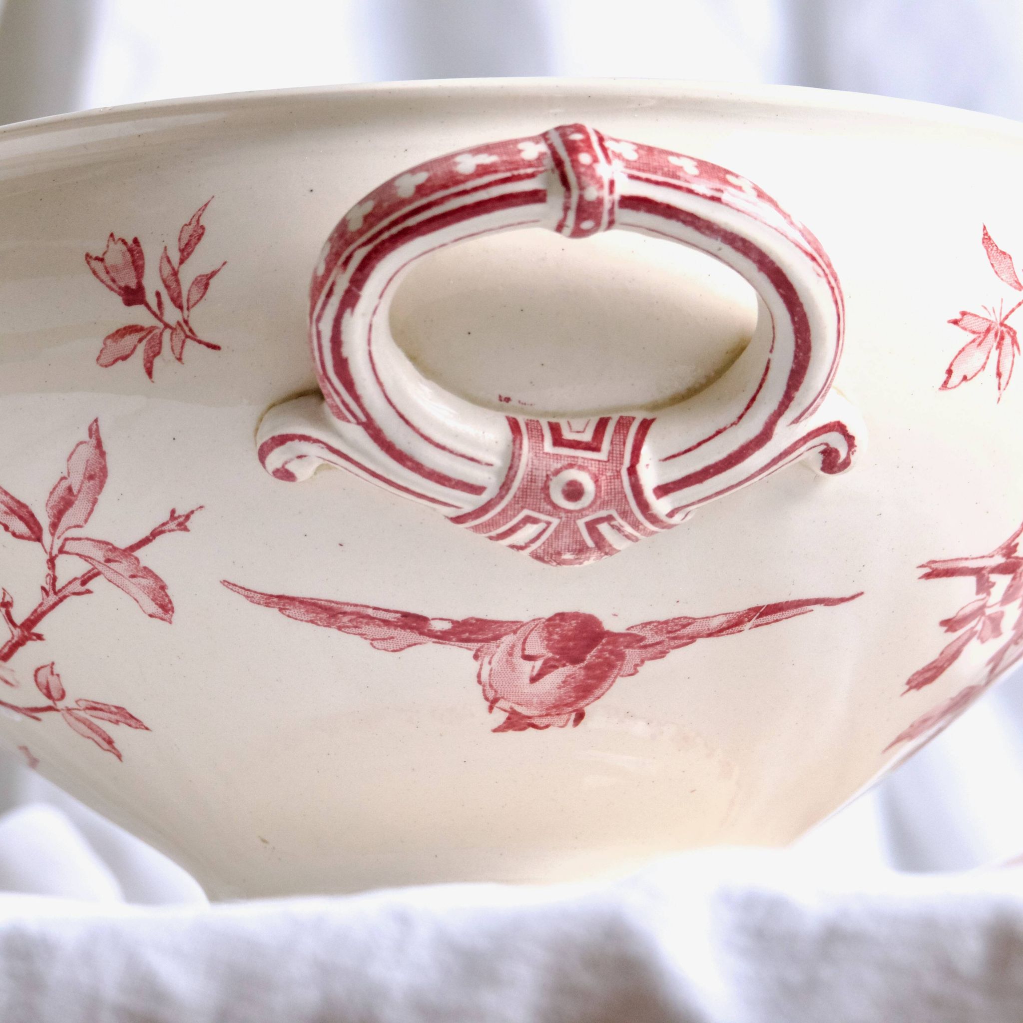 Salad bowl, soup tureen in pink ironware Sarreguemines "Favori" service, 19th century