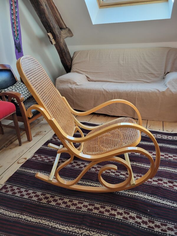 Rocking-chair en bois courbé et cannage