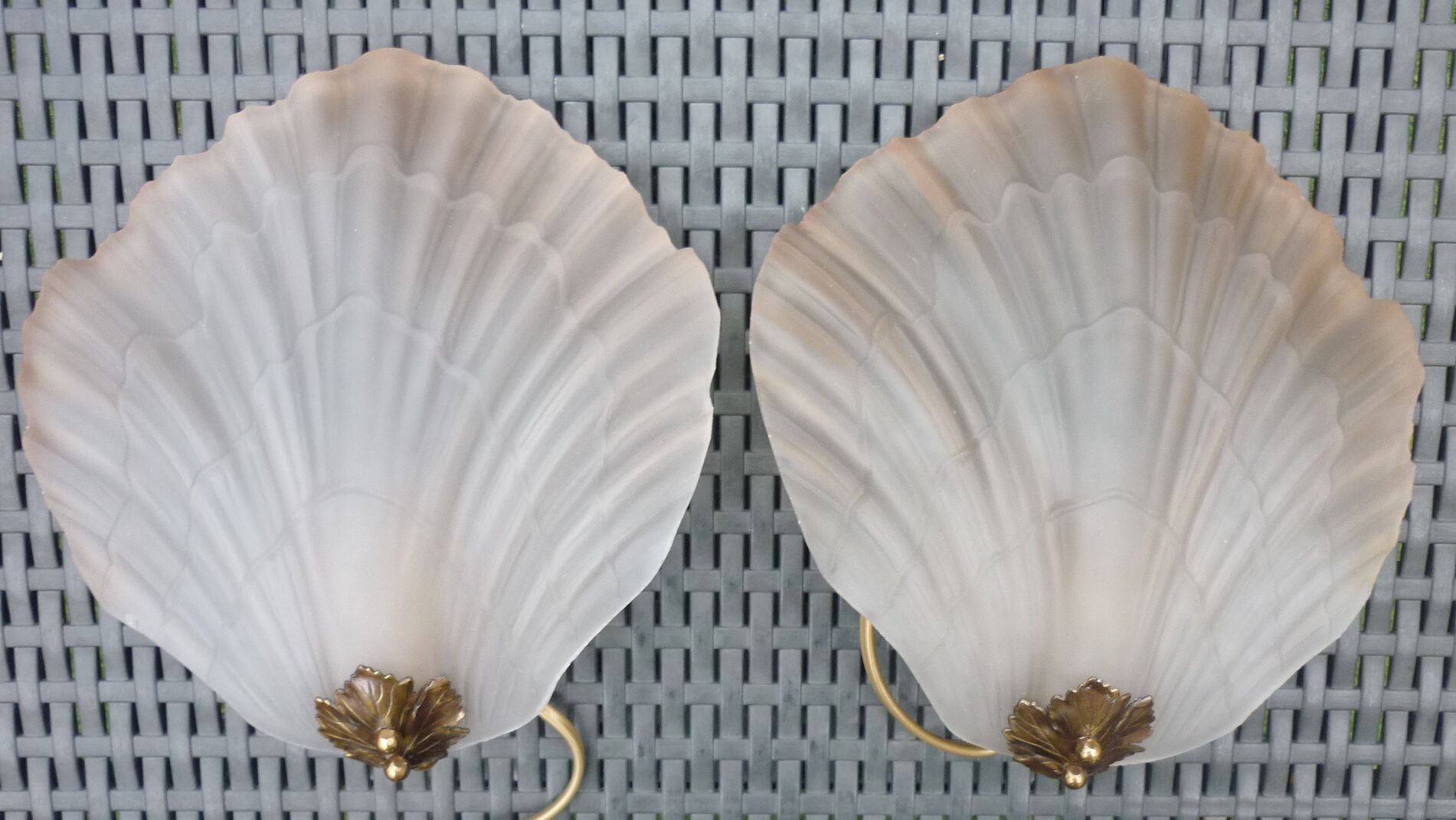 Pair of wall lamps in glass paste and brass, art deco, scallop shell by Mariner S.A.
