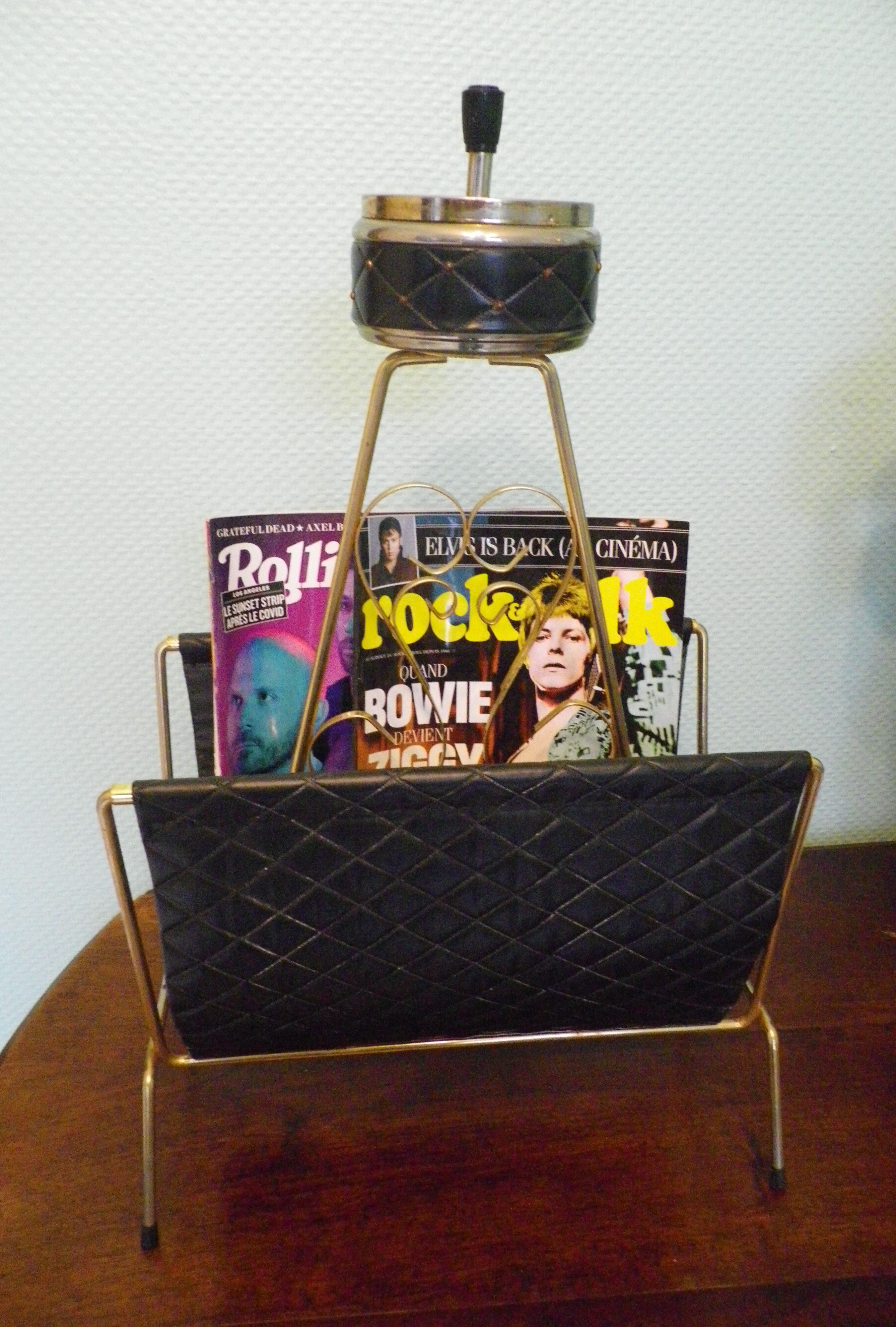 Free-standing ashtray with magazine holder