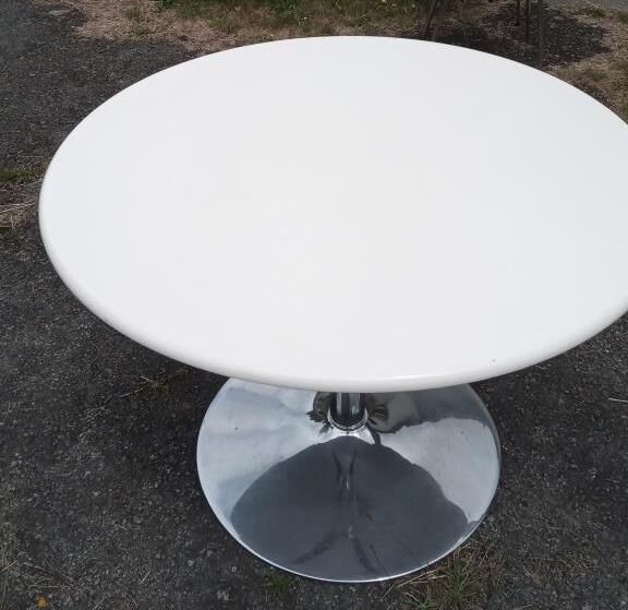 Round foot dining table chrome white tray