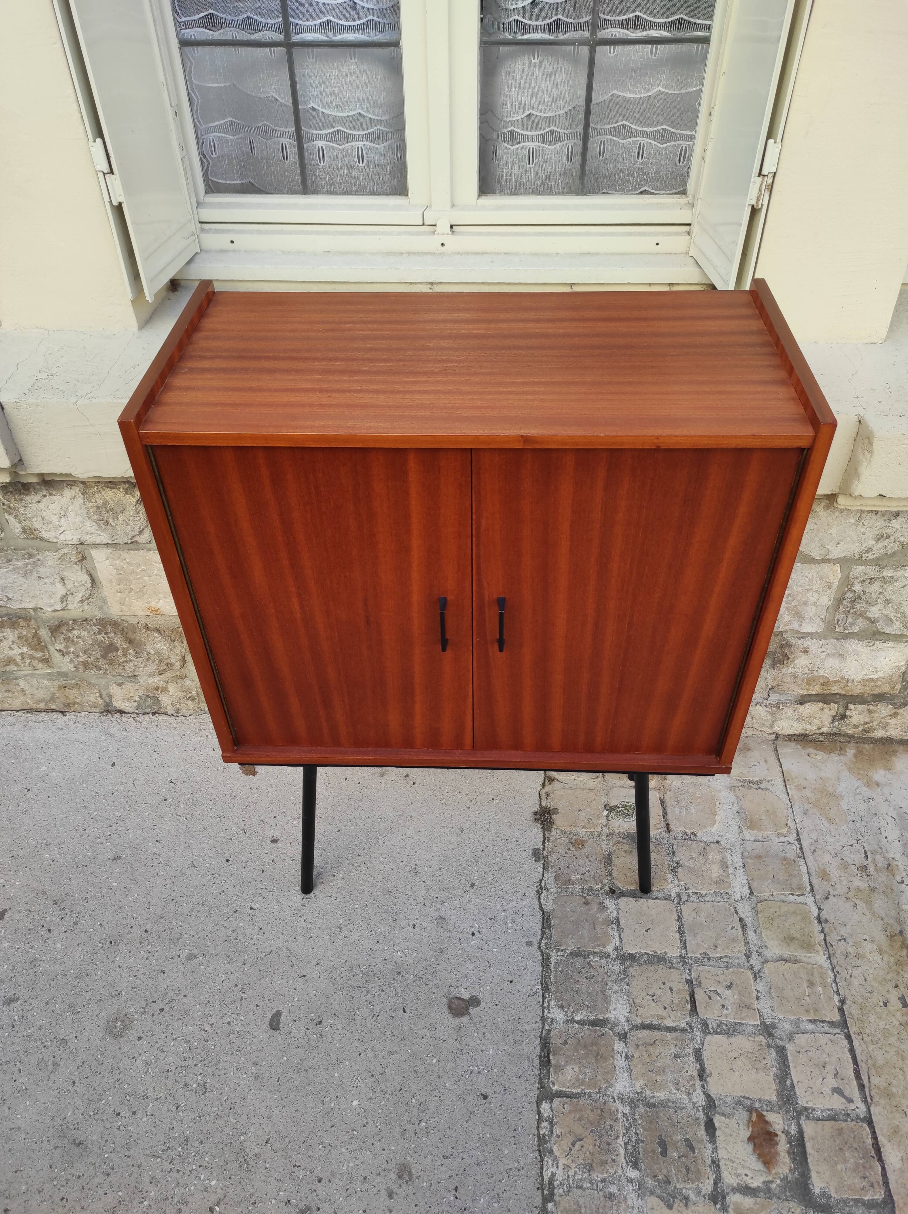 Piece of furniture on high compass feet