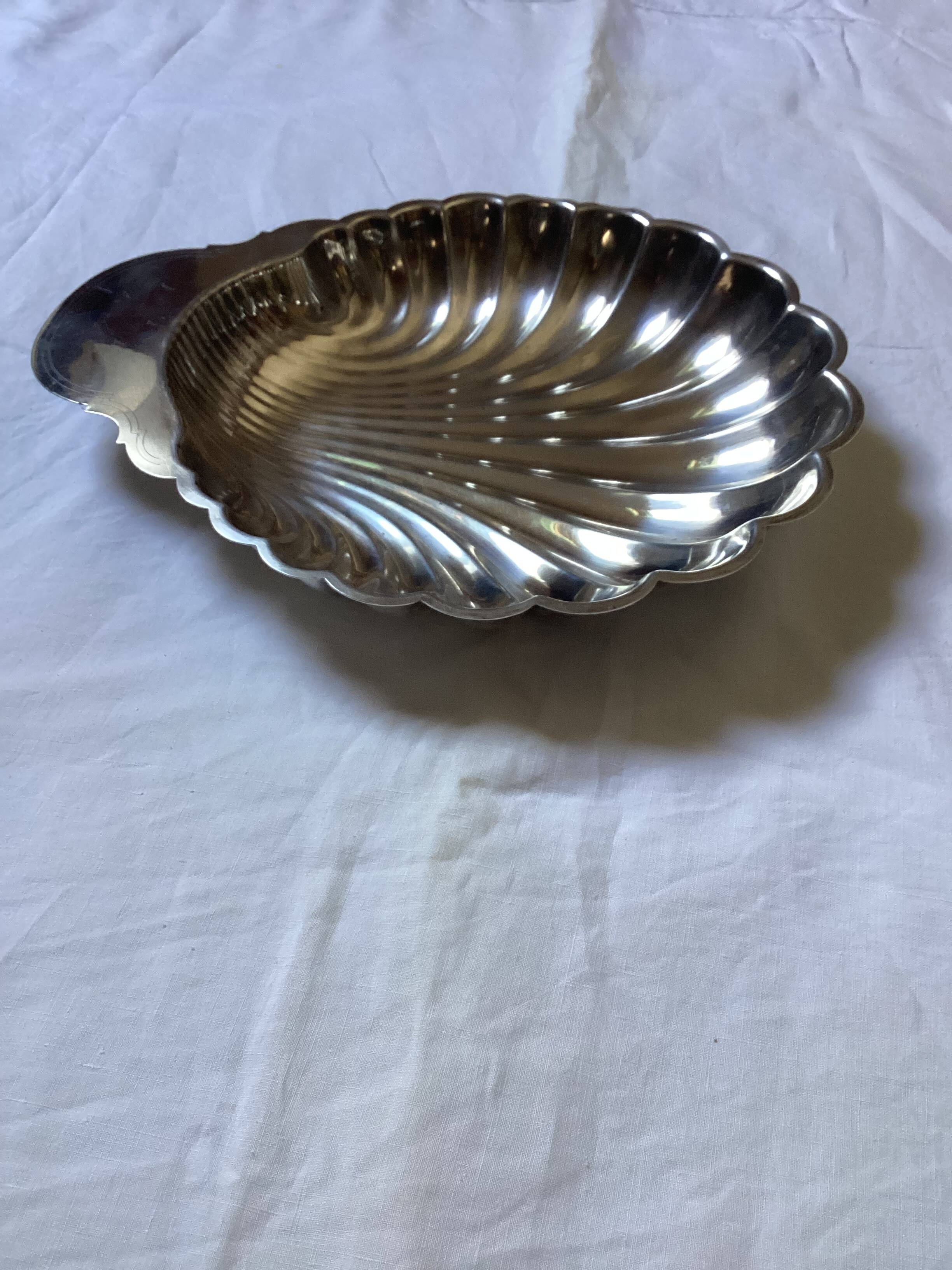 Shell-shaped catchall dimensions: width - 34.5 cm - depth - 28 cm -