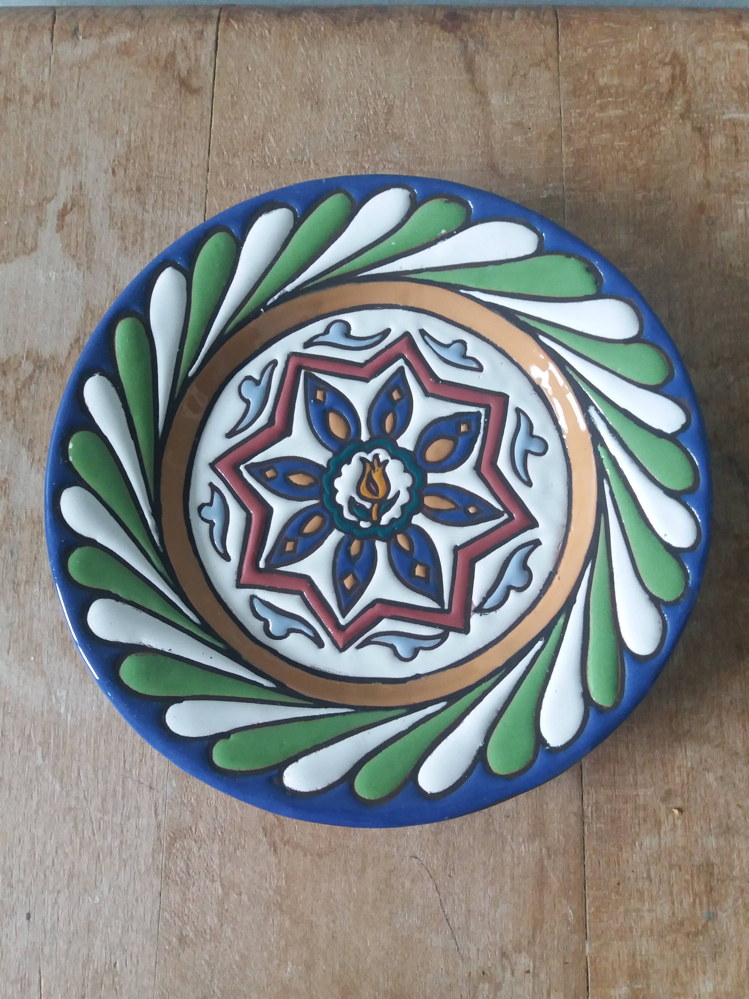 Decorative wall plate signed A. Alvarez