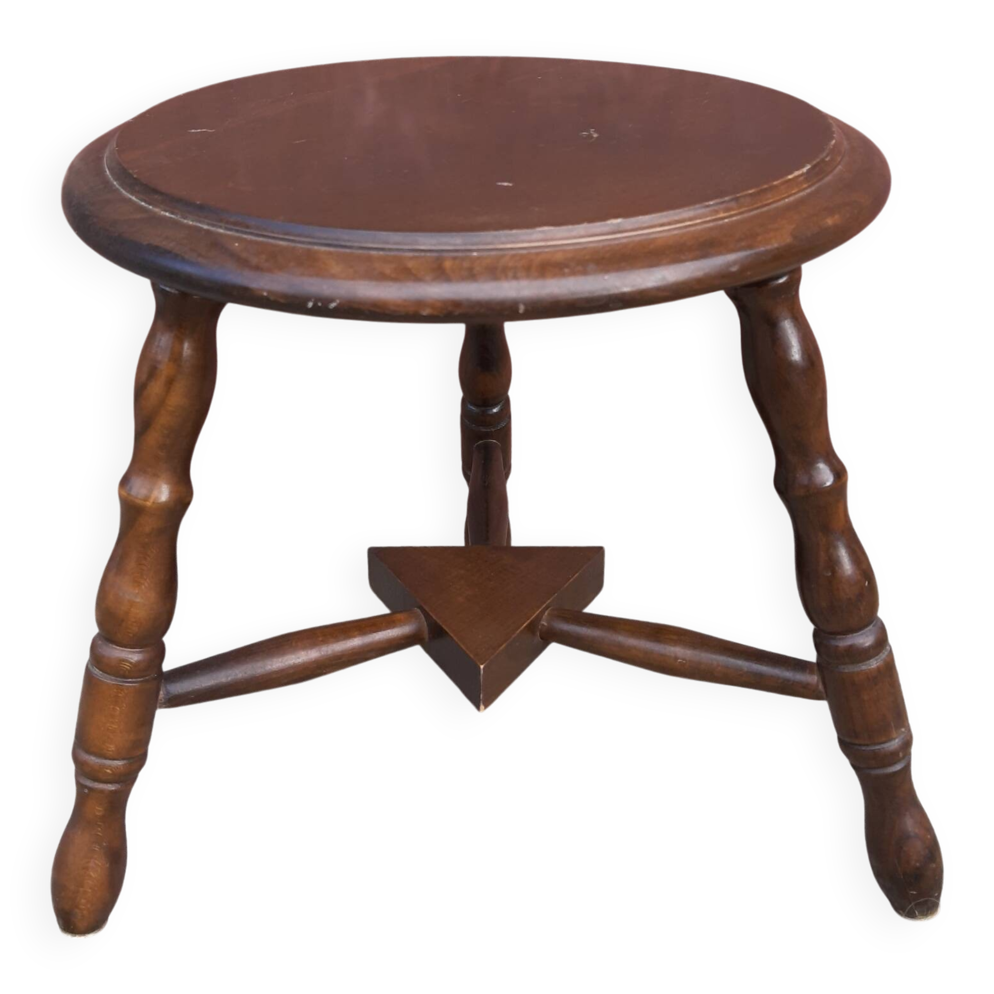 Tabouret bas tripode en bois.