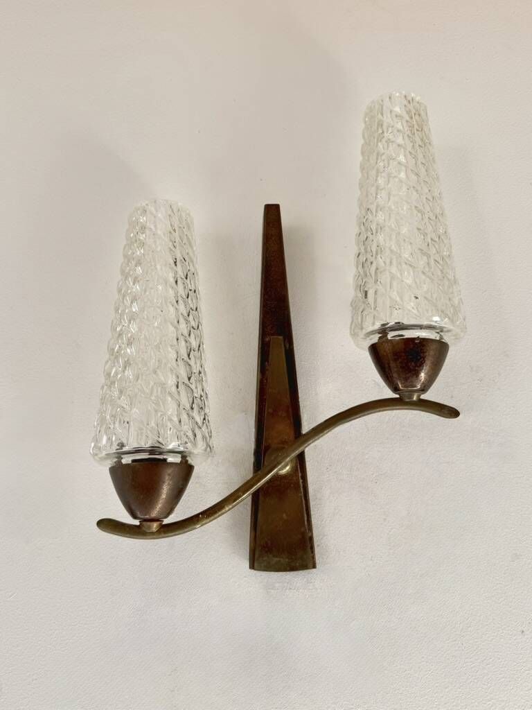 Paire d'appliques vintage en laiton et verre pressé-moulé, France, 1950