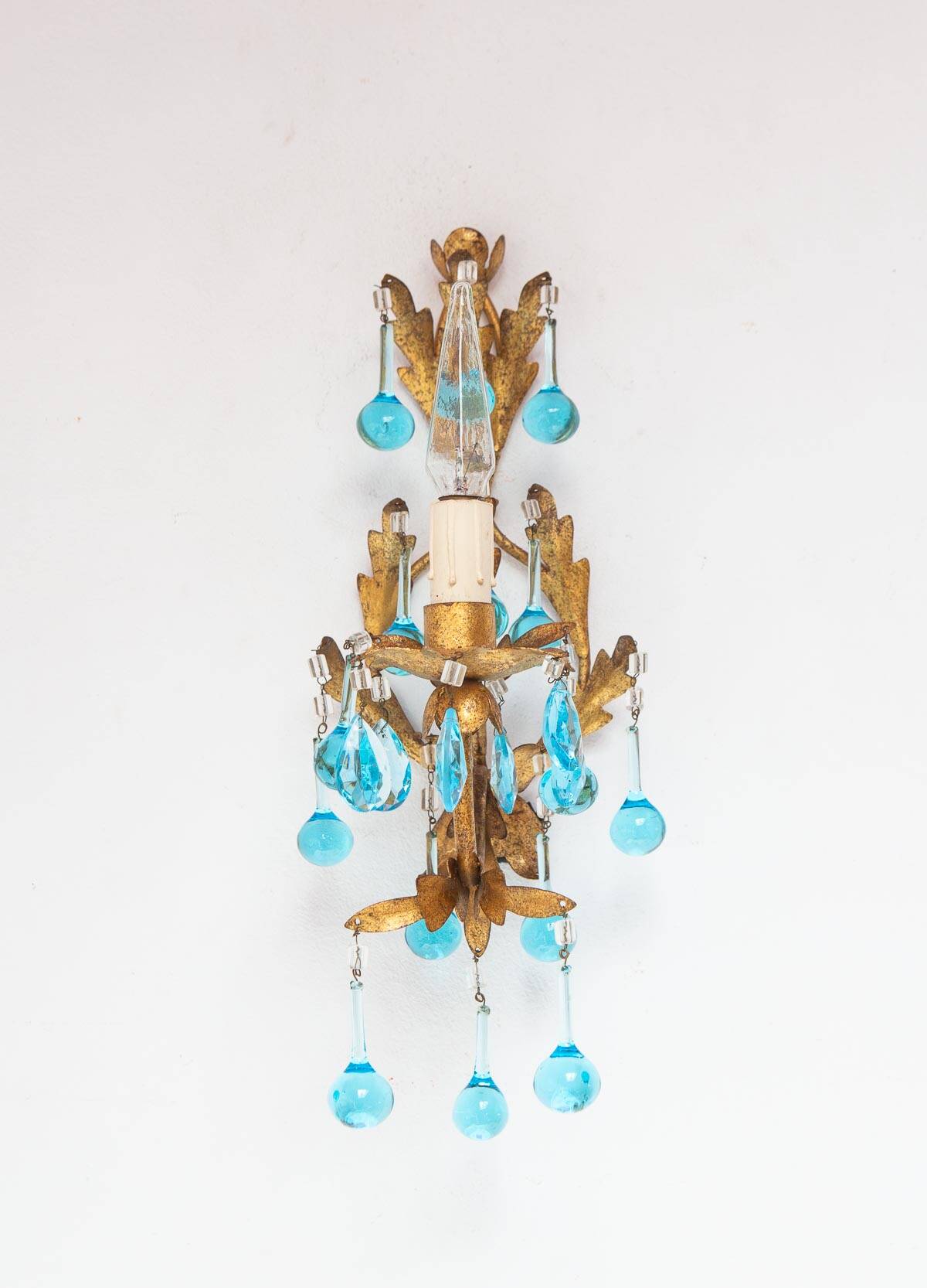 Applique murale italienne en fer doré et cristaux bleu turquoise, vers 1960