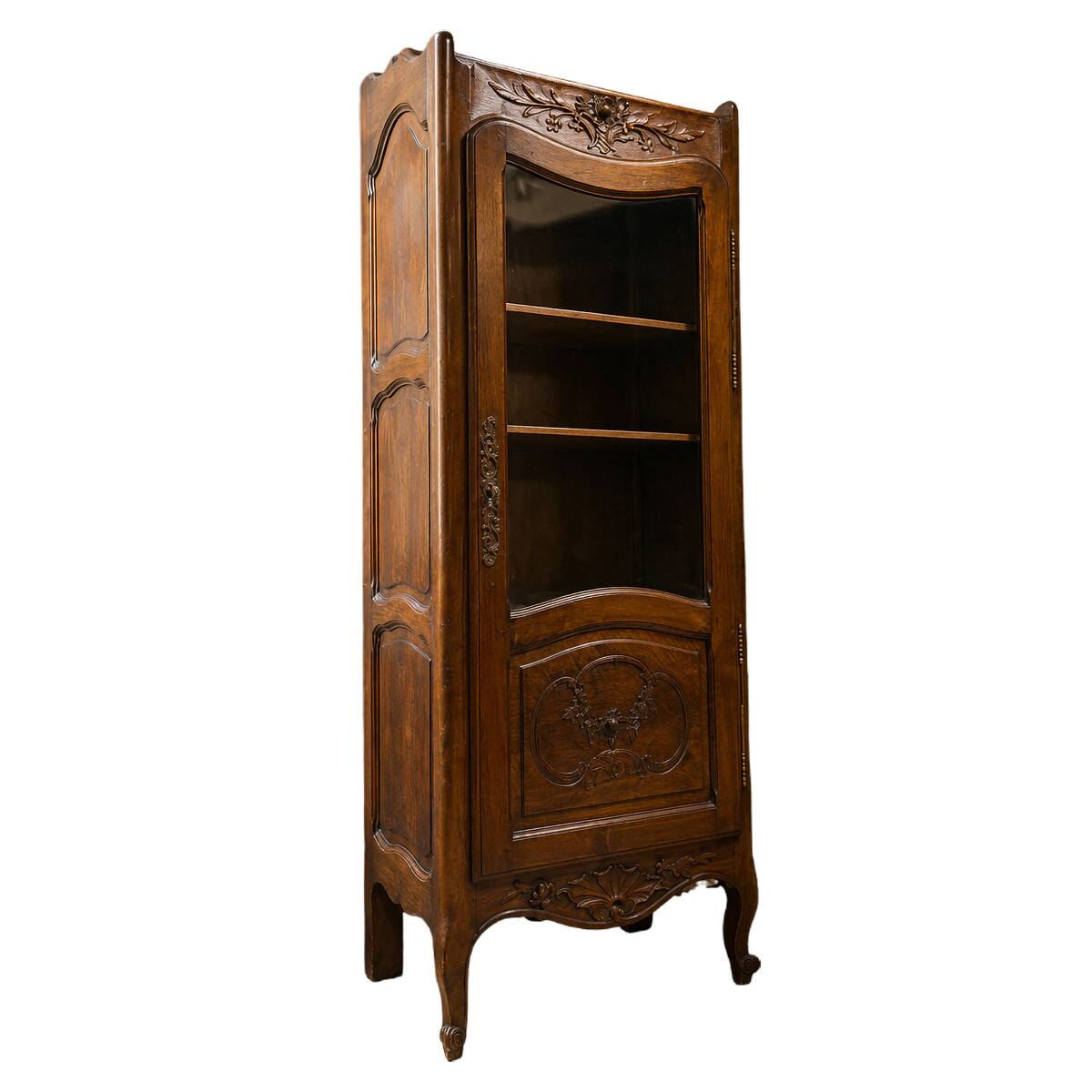 Vitrine en noyer sculpté – style Louis XV, début XXᵉ