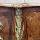 Commode de style Louis XV en bois de rose, chêne et dessus marbre
