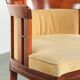 Chaise d'appoint avec un cadre en bois et un revêtement en tissu jaune.